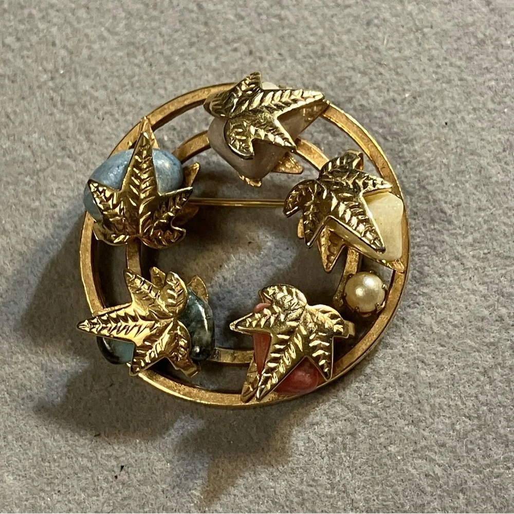 SARAH COVENTRY 60s Leaf Wreath Ivy Gemstones Faux Pearl Vintage Gold Brooch